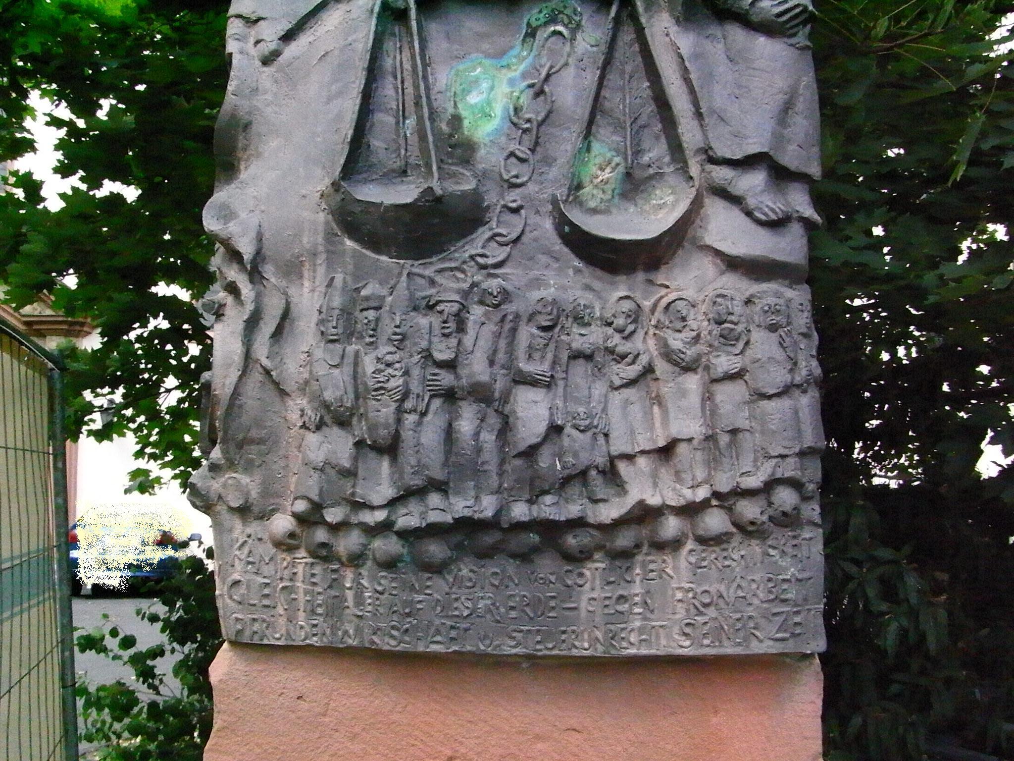 Detail der Gedenksäule  in Würzburg Foto Juli 2008 Doris Lorenz