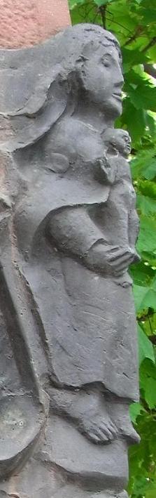 Maria mit dem Kind  Detail des Denkmals für Hans Böhm 